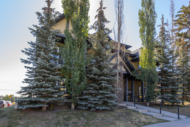 4704 Stanley Rd SW in Calgary, AB - Building Photo - Building Photo