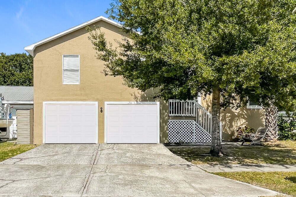 1400 Poinsettia Ave in Tarpon Springs, FL - Foto de edificio