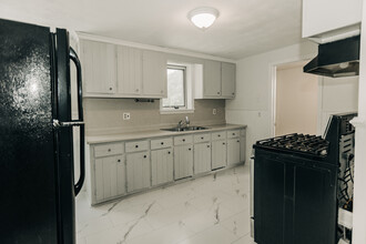 31 Catherine St, Unit 31 Catherine St. 2nd Fl in Bristol, RI - Building Photo - Building Photo