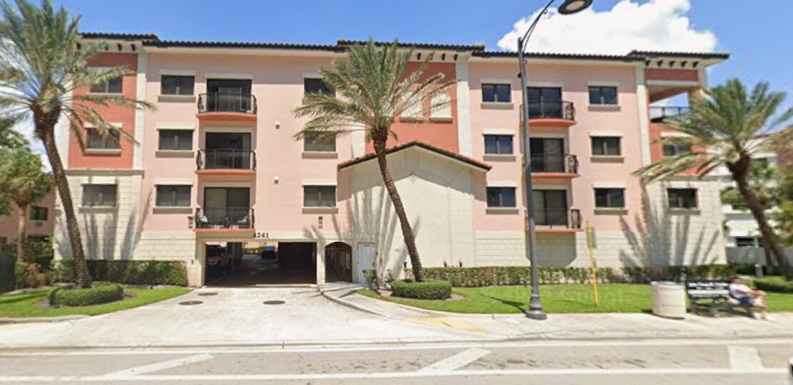 4241 N Ocean Blvd, Unit 201 in Fort Lauderdale, FL - Foto de edificio