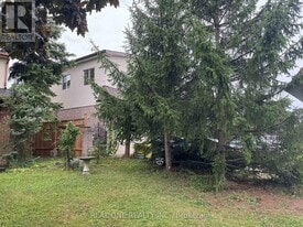 56 Skylark Dr in Hamilton, ON - Building Photo