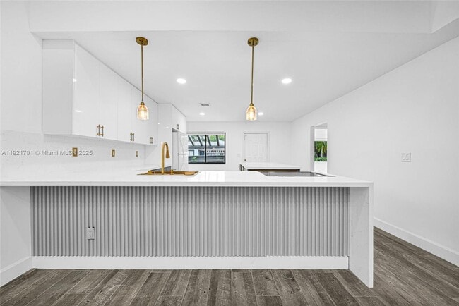 453 Lakeview Dr in Weston, FL - Building Photo - Building Photo