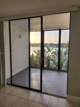 212 Lake Pointe Dr in Oakland Park, FL - Foto de edificio - Building Photo