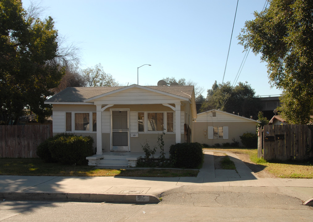 916 W Walnut Ave in Monrovia, CA - Building Photo