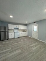 6840 Pembroke Rd in Miramar, FL - Building Photo