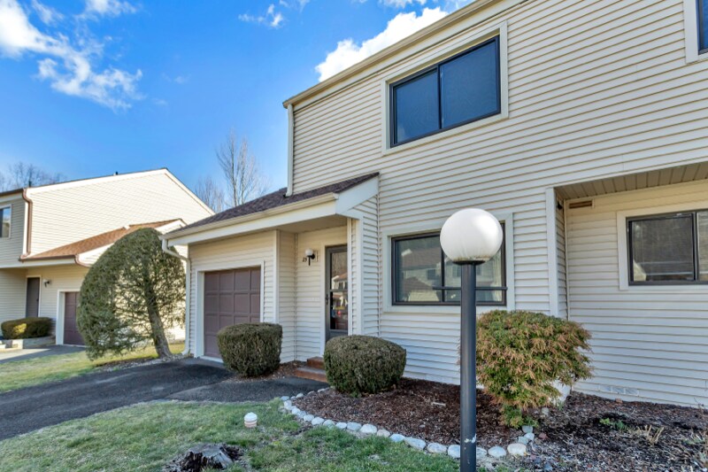 23 Deer Run in Bethel, CT - Building Photo