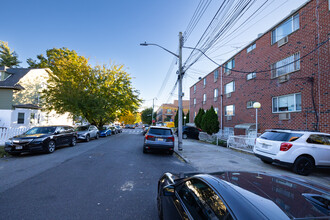 16021 Sanford Ave in Flushing, NY - Foto de edificio - Building Photo