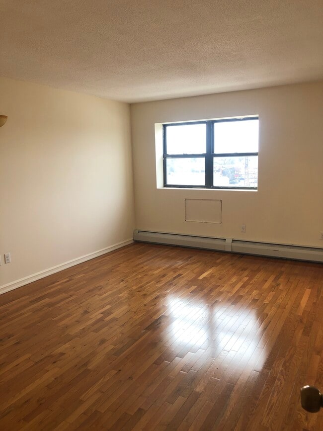 14 Brooklyn Ave, Unit 218 in Valley Stream, NY - Foto de edificio - Building Photo