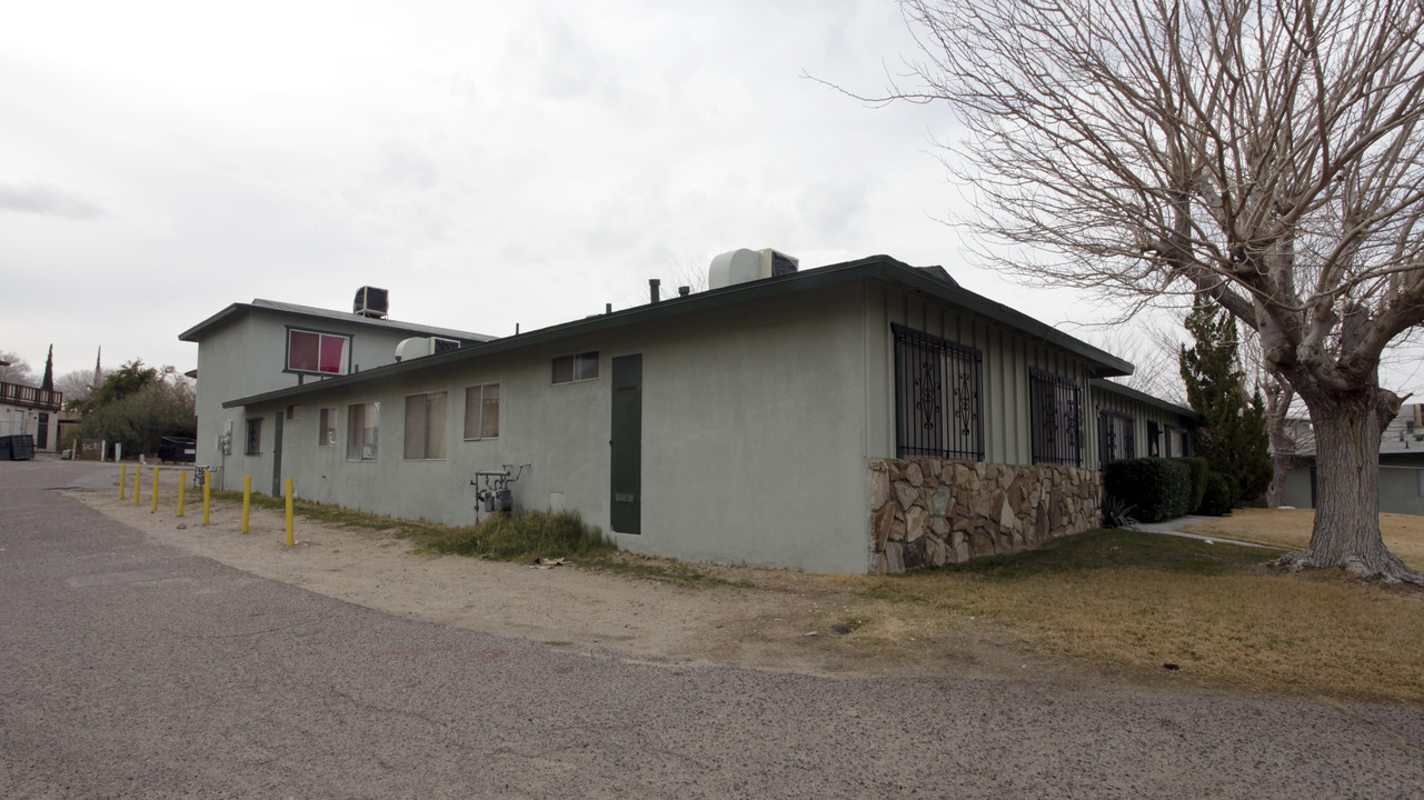 730 Karen Ct in Barstow, CA - Foto de edificio