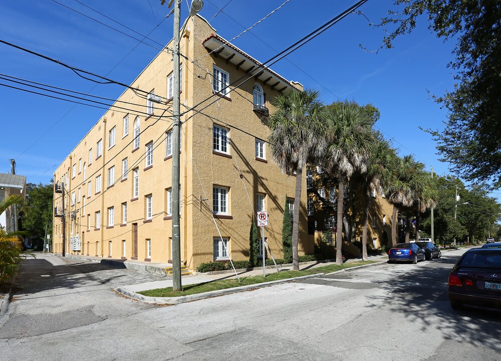 Melrose Landing Condominiums in Tampa, FL - Building Photo