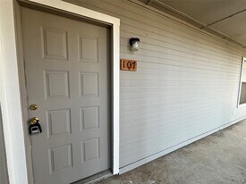 2526 W Prairie St, Unit 107 in Denton, TX - Building Photo