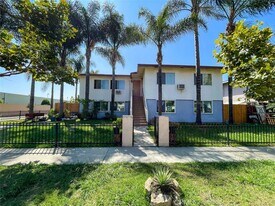 2516 S Baker St, Unit D in Santa Ana, CA - Building Photo