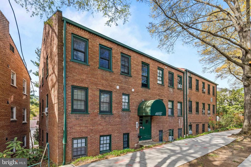 4866 MacArthur Blvd NW in Washington, DC - Building Photo