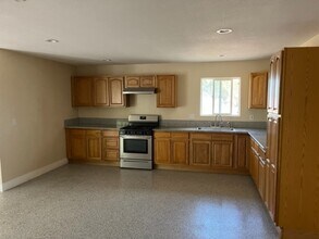 16350 Clover Ave in Patterson, CA - Building Photo - Building Photo