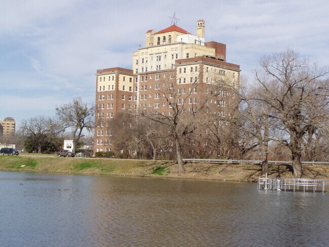 Lake Cliff Tower Condominiums in Dallas, TX - Building Photo - Building Photo
