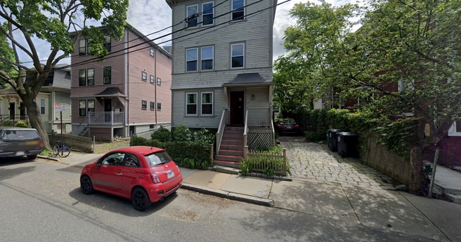 208 Banks St, Unit 1 in Cambridge, MA - Foto de edificio - Building Photo