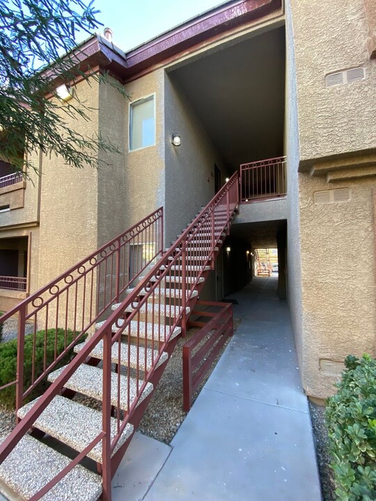 8250 N Grand Canyon Dr in Las Vegas, NV - Building Photo