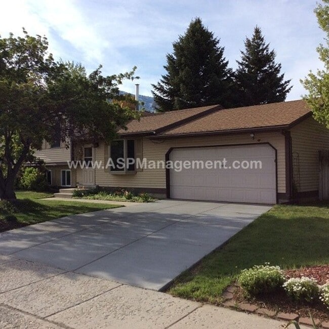 2074 Newcastle Dr in Sandy, UT - Building Photo - Building Photo