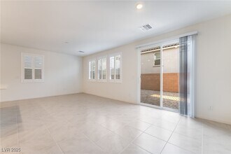 9122 Nostrand Ave in Las Vegas, NV - Building Photo - Building Photo