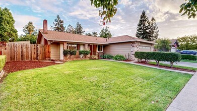 2346 Fairbanks Dr in Santa Rosa, CA - Building Photo - Building Photo