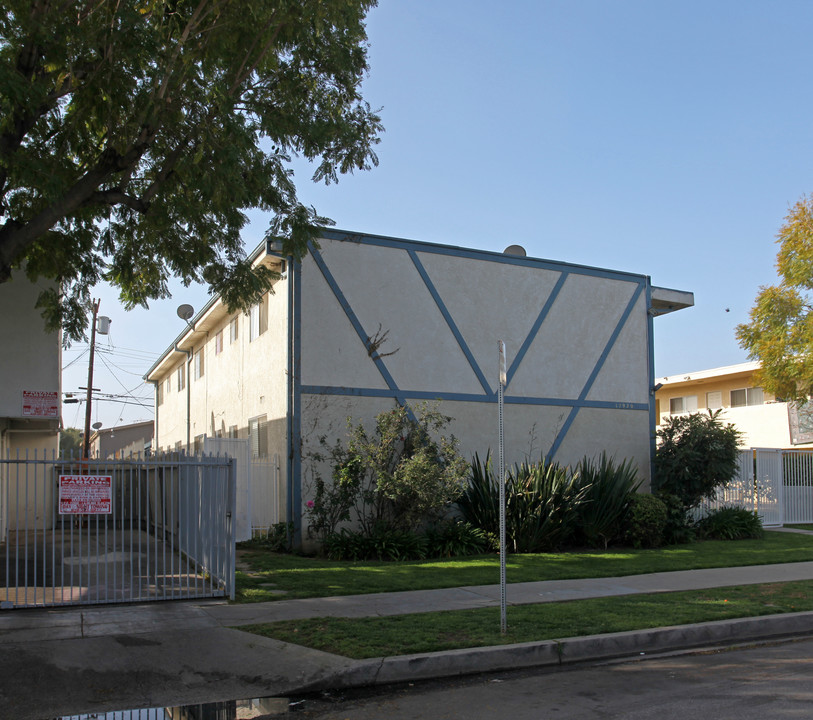 17920 Schoenborn St in Northridge, CA - Building Photo