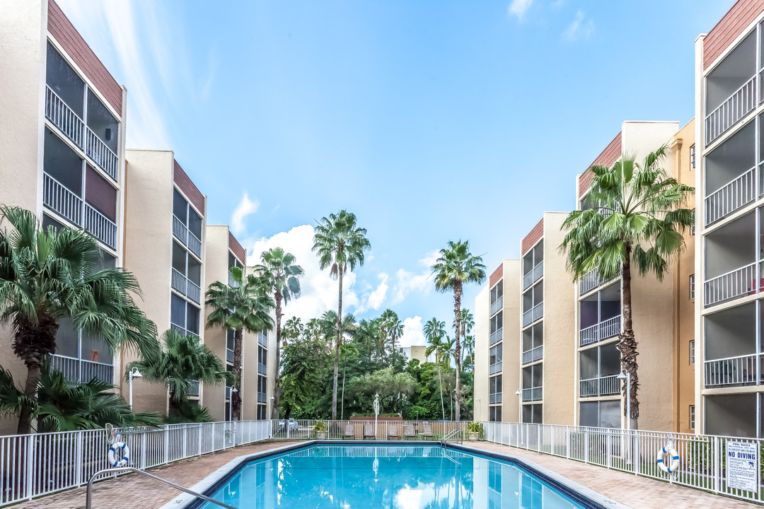 Westland 49 Apartments in Hialeah, FL - Foto de edificio