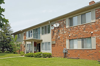 Patrick Henry Apartments in Auburn Hills, MI - Foto de edificio - Building Photo