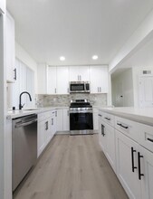 16752 Bardon Ln, Unit A in Huntington Beach, CA - Building Photo - Building Photo