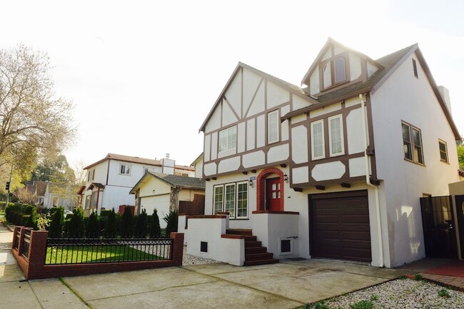 3567 Redwood Rd in Oakland, CA - Building Photo - Building Photo