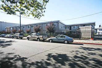 Stanford Ave. Apartments in Oakland, CA - Building Photo - Building Photo