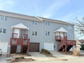 615 S McLean St in Bloomington, IL - Building Photo