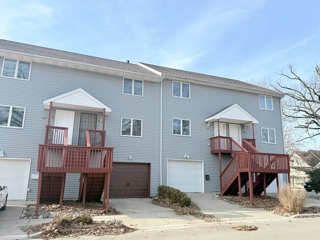 property at 615 S McLean St