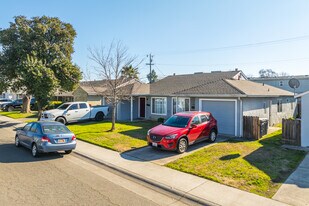 1819 Madrone Ave in West Sacramento, CA - Building Photo