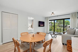600 Neapolitan Way in Naples, FL - Foto de edificio - Building Photo