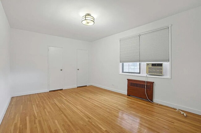 32 Cathedral Ave in Hempstead, NY - Building Photo - Building Photo