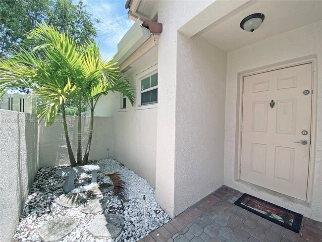 132 NW 73rd Ave in Plantation, FL - Foto de edificio - Building Photo