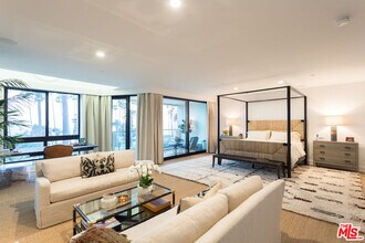 701 Ocean Ave in Santa Monica, CA - Building Photo - Building Photo