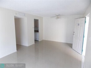 1129 Lake Victoria Dr in Royal Palm Beach, FL - Building Photo - Building Photo