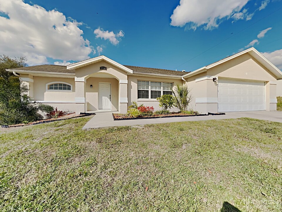 2796 Flynn St in Deltona, FL - Building Photo