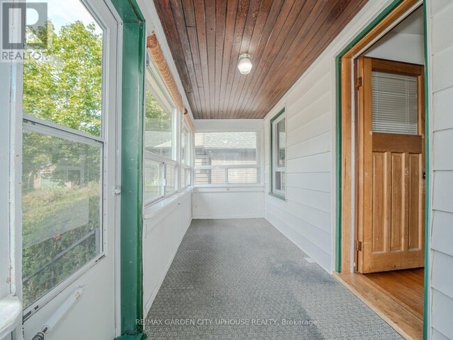42 Grantham Ave S in St Catharines, ON - Building Photo - Building Photo