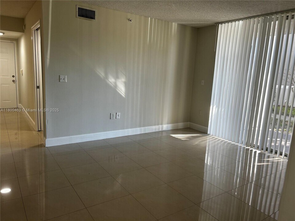 11185 SW 6th St in Pembroke Pines, FL - Building Photo