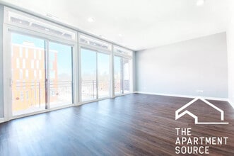 1335 W Taylor St, Unit 2 in Chicago, IL - Building Photo - Building Photo