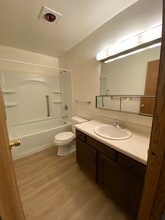 521 Kerry Dr, Unit #202 in Winona, MN - Foto de edificio - Building Photo