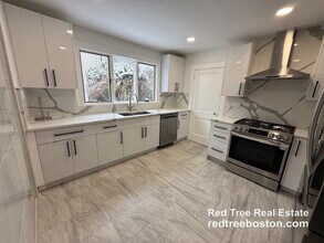 56 Edgecliff Rd in Watertown, MA - Building Photo - Building Photo