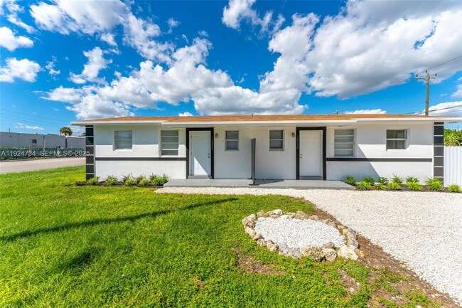 18350 SW 105th Ave in Miami, FL - Building Photo - Building Photo