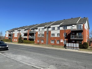 51 De La Gare St in St-Basile-le-Grand, QC - Building Photo - Building Photo