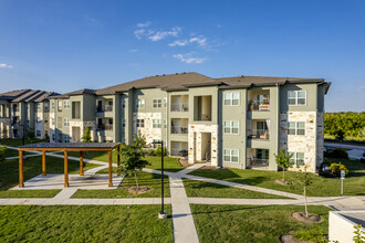 Mission Trail at El Camino Real in San Marcos, TX - Foto de edificio - Building Photo