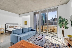 245 SE 1st St in Miami, FL - Building Photo