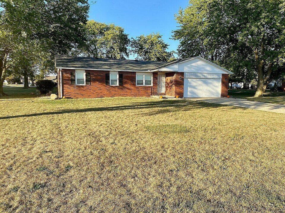 10 Roley Est in Sullivan, IL - Building Photo