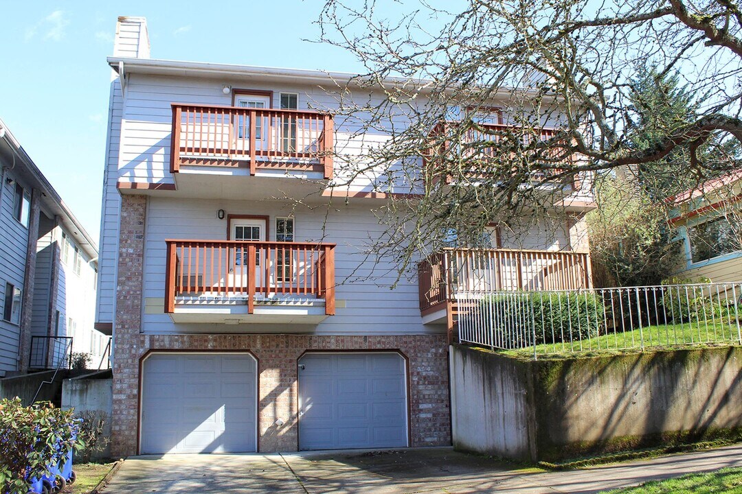 4604-4650 NE Hancock St in Portland, OR - Building Photo